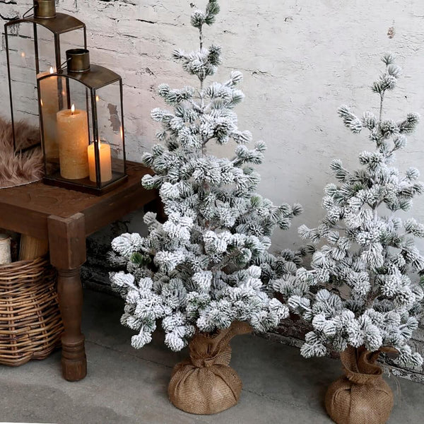 Kunstigt Cedertræ med sne