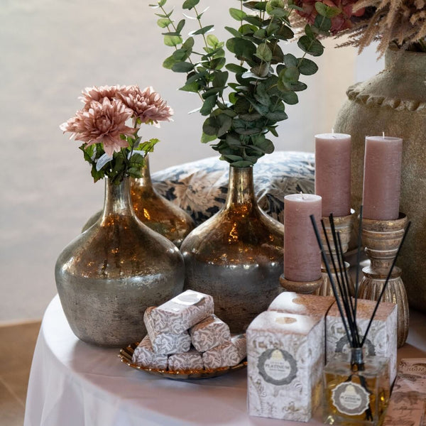 Guld glasvase kusntige blomster