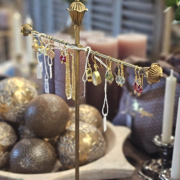 Forgyldte øreringe med ægte sten