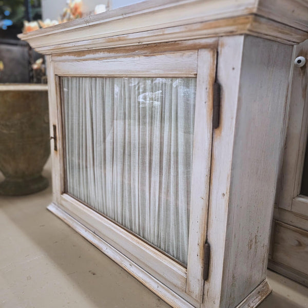 Enkel gammel Hængevitrine i træ hvid