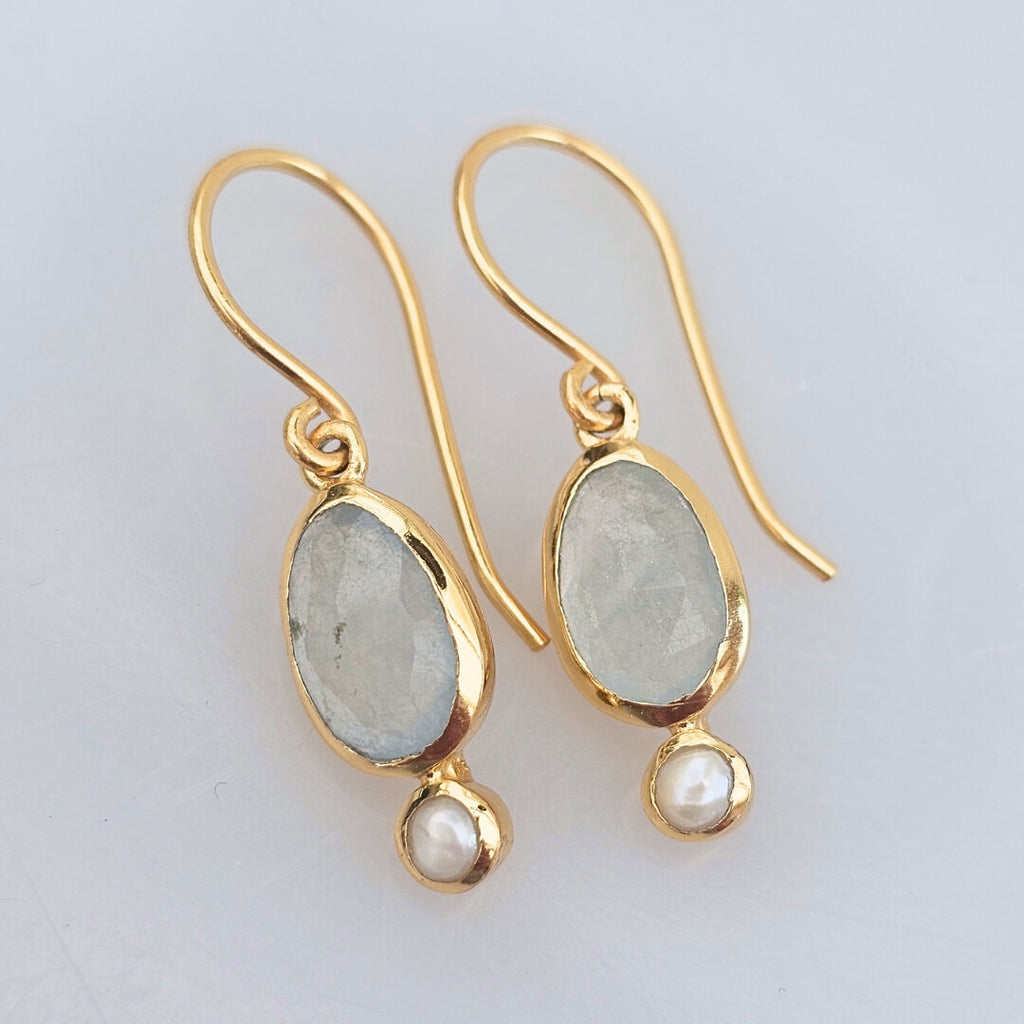 Fiona forgyldte Øreringe med perle & aqua chalcedon