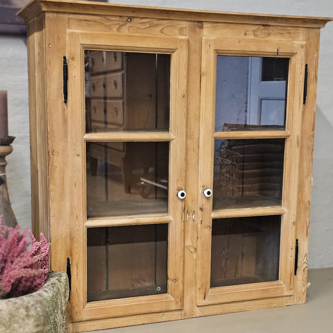 Gammel Hængevitrine i træ