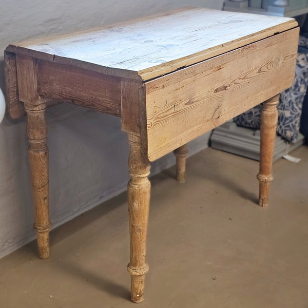 Gammelt Klapbord i træ med skuffe