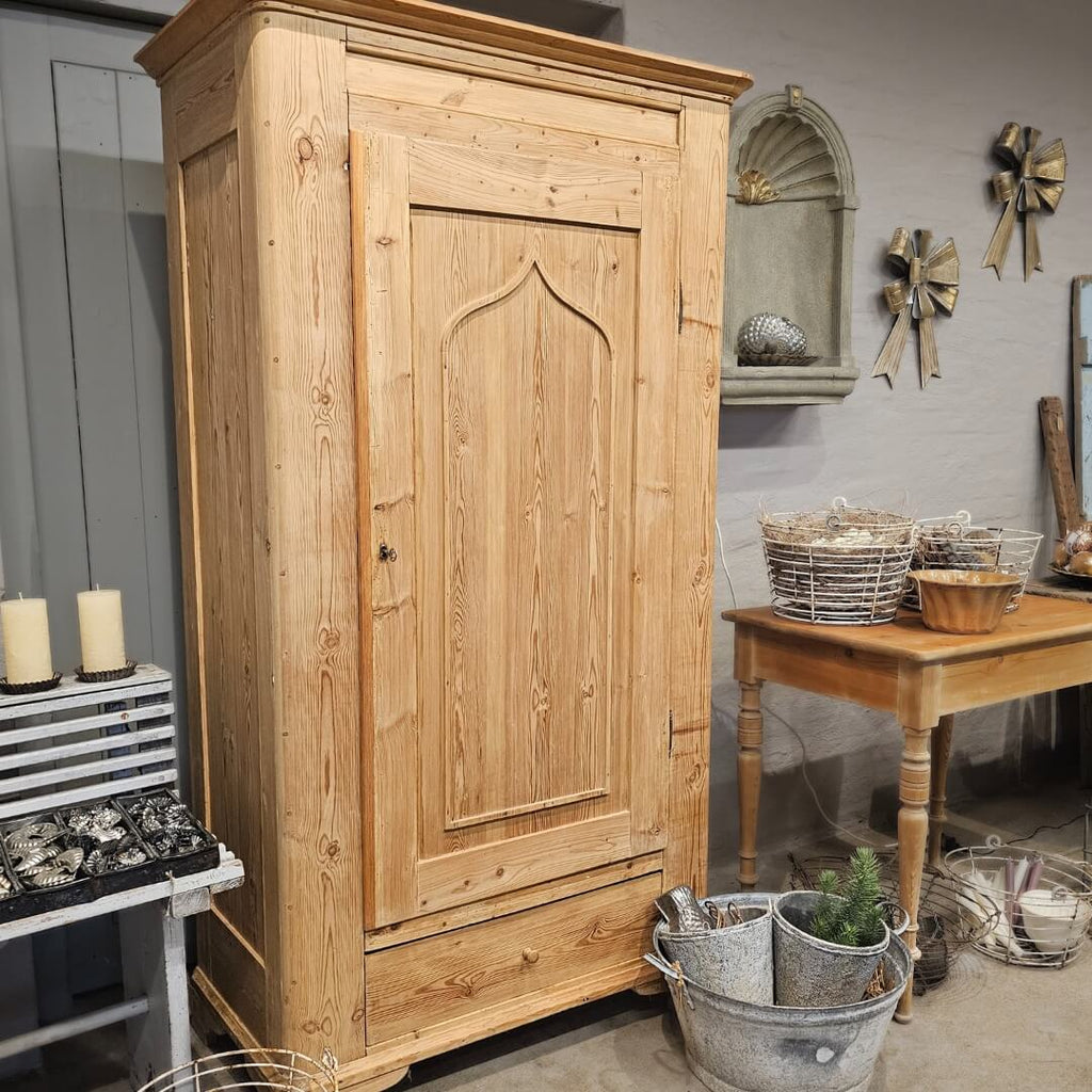 Gammelt Karlekammerskab træ