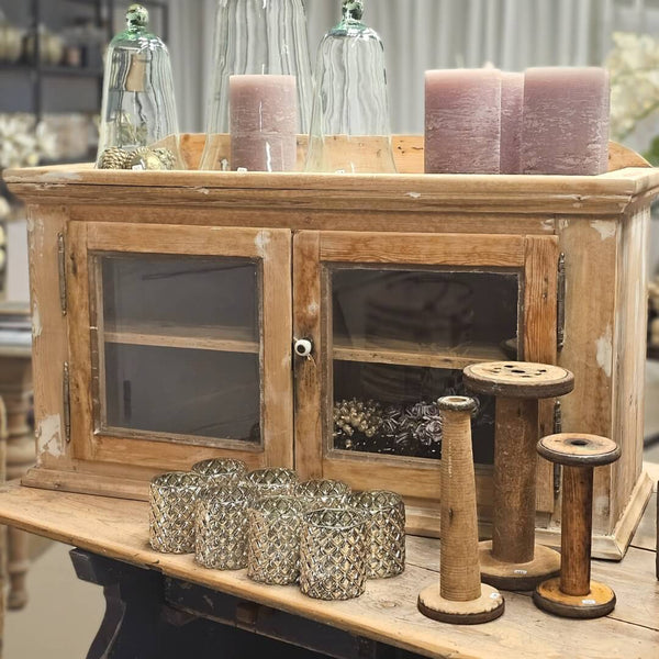 Gammel Vægvitrine med patina
