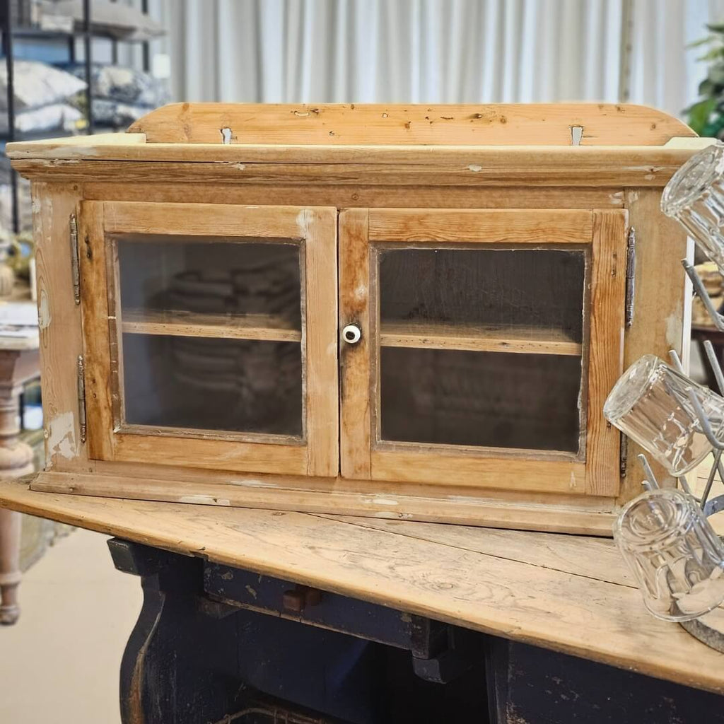 Gammel Vægvitrine med patina