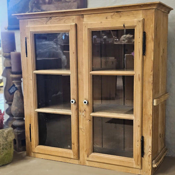 Gammel Hængevitrine i træ