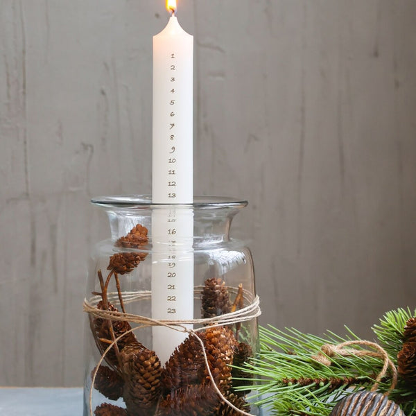 Hvidt kalenderlys med guldtal