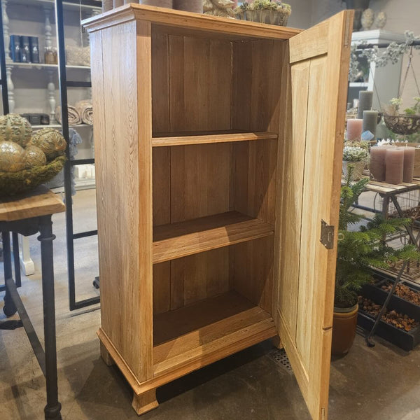 Lille gammelt Karlekammerskab i træ