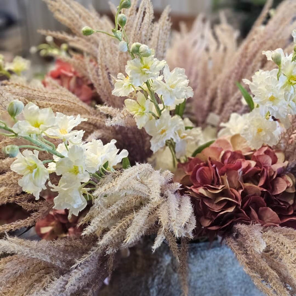 Kunstig ridderspore pampas og hortensia