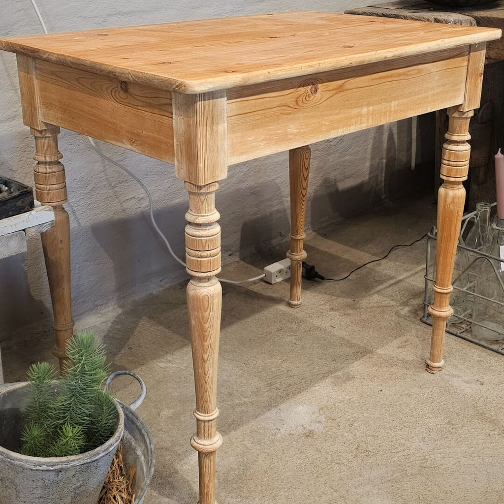 Lille gammelt træbord