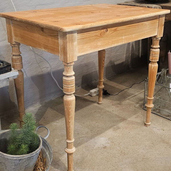 Lille gammelt træbord