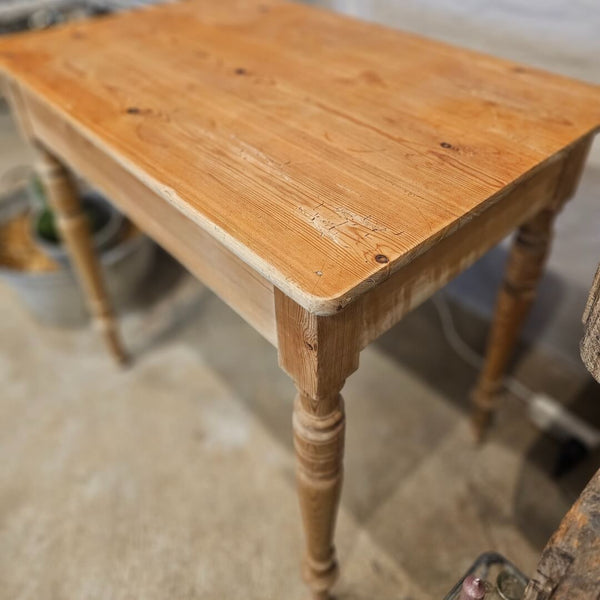 Lille gammelt træbord