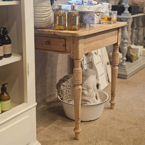 Lille gammelt træbord med skuffe