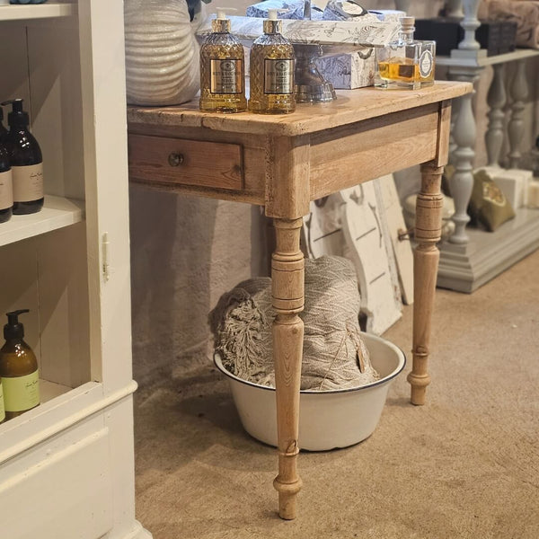 Lille gammelt træbord med skuffe