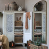 Linnedskab med hylder antik creme