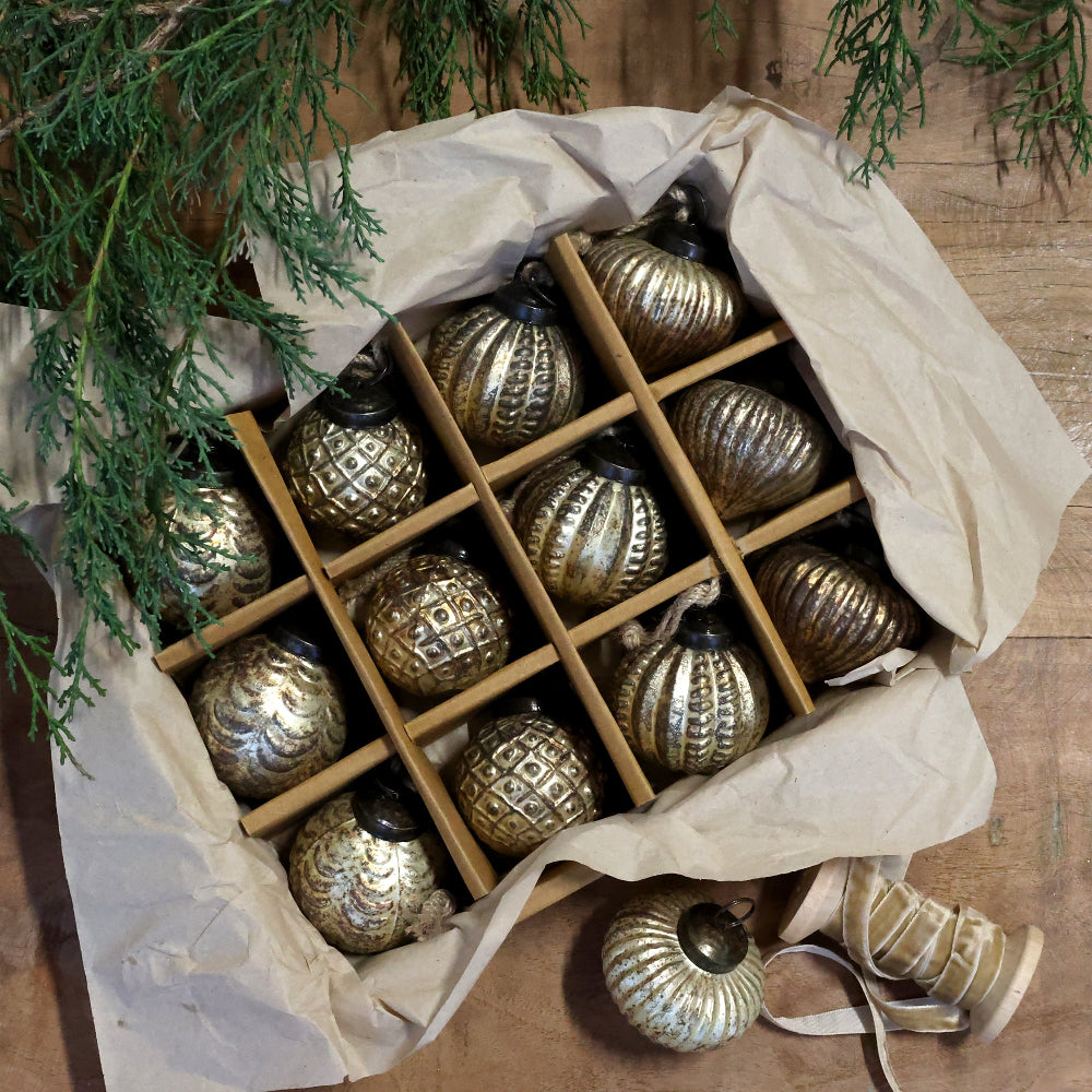 Små Julekugler i æske 12 stk antique champagne