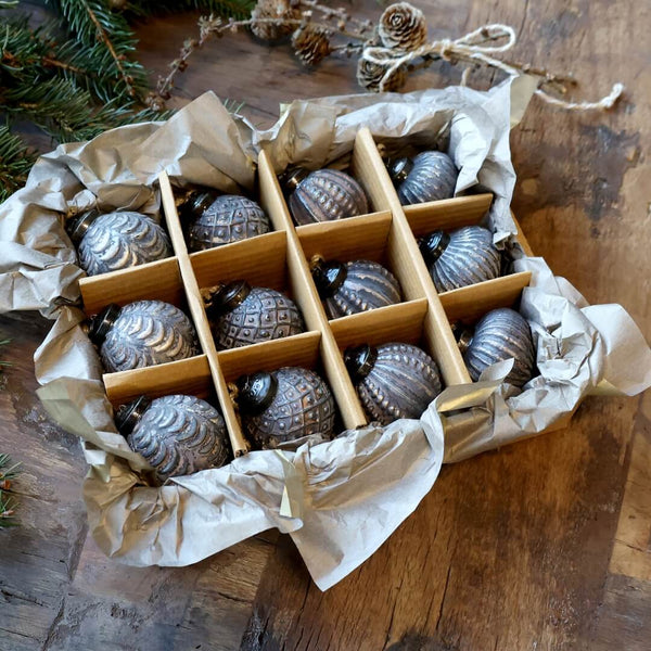 Små Julekugler i æske 12 stk antique mocca