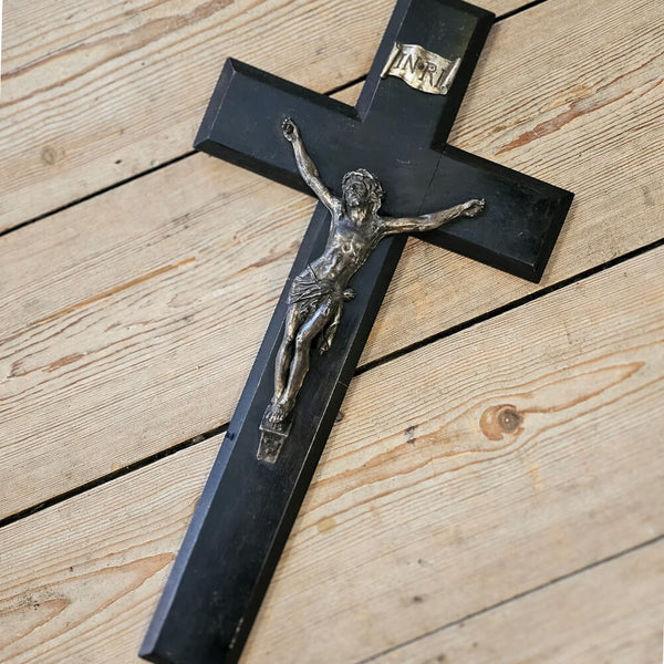 Gammel vintage kors med Jesus sort træ