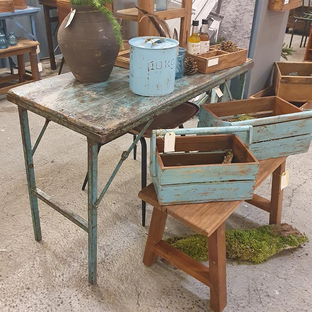 Rustikt træ klapbord med metalben turkisblå